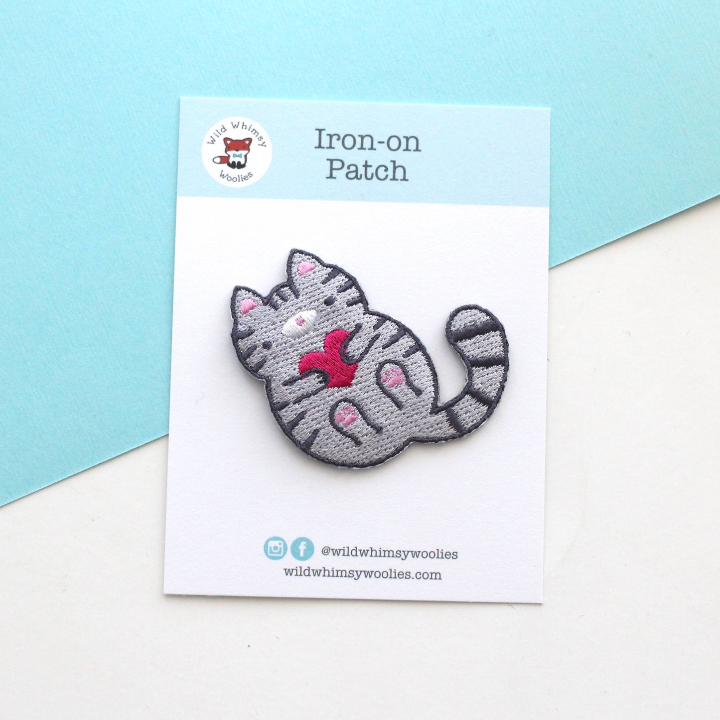 Écusson thermocollant gris brodé en forme de chat tigré
