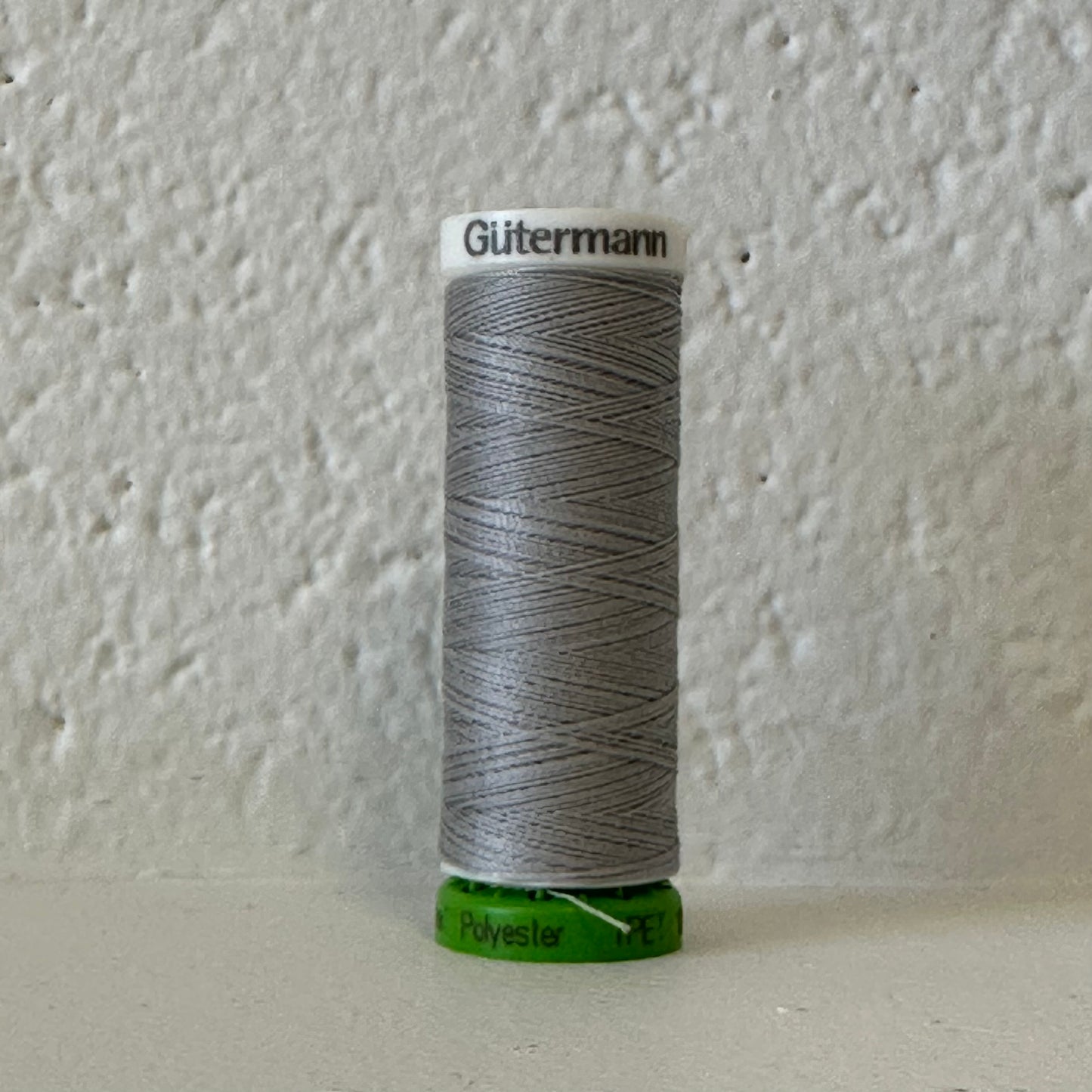 Fil de polyester recyclé / rPet - 38 Gris argent - GÜTERMANN