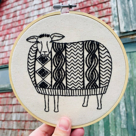 Kit complet de broderie Mouton en Pull "Sweater Weather"