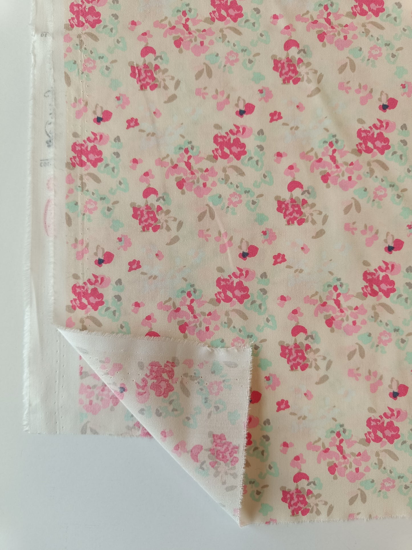 Quilting cotton - Cream small flowers