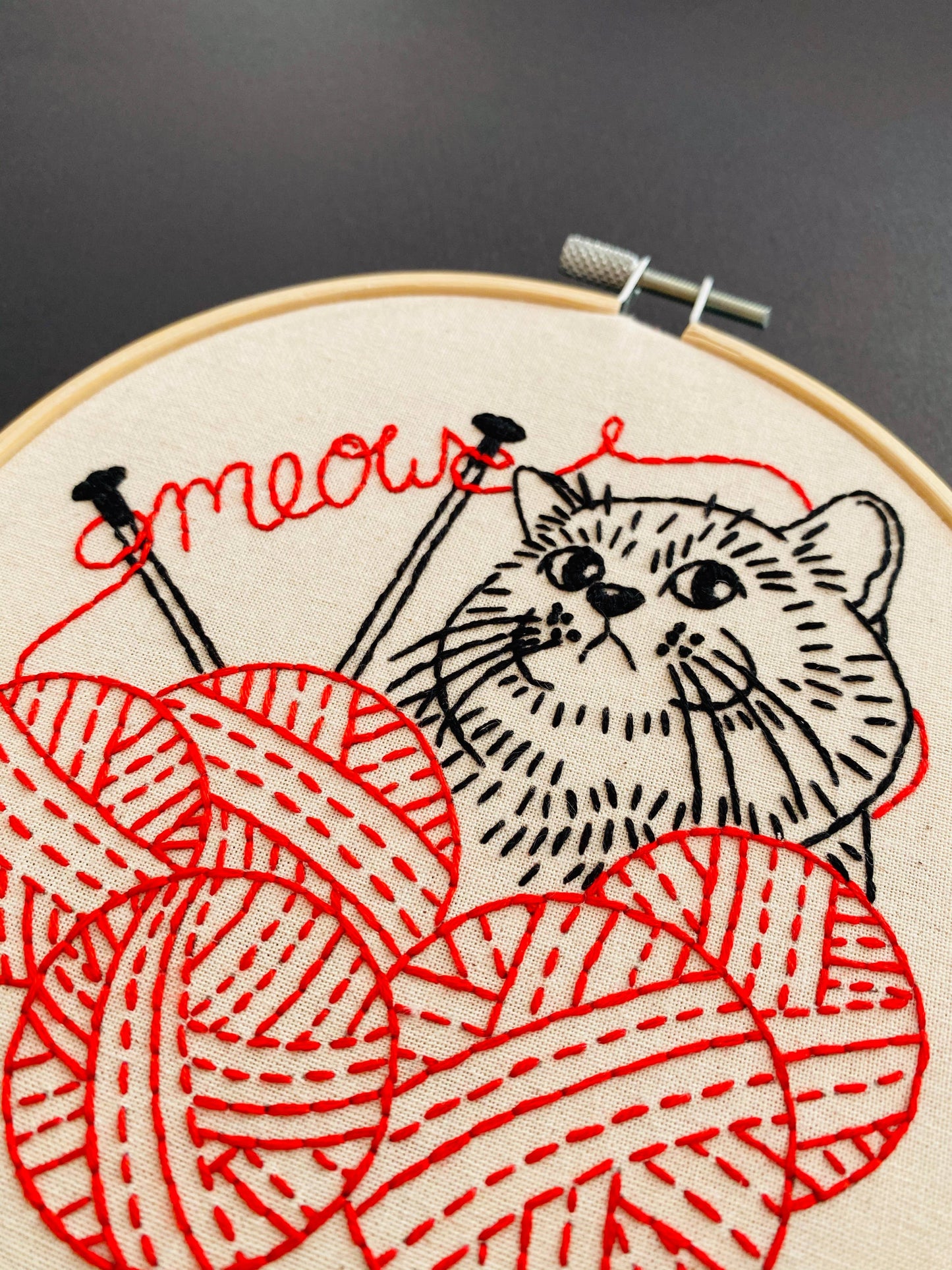 Kitten with complete embroidery knitting kit
