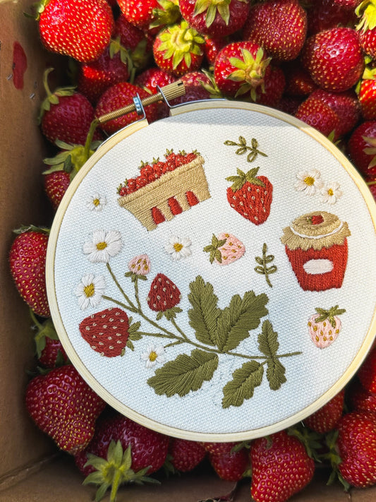 Embroidery set - Quebec strawberries - TIGHT EMBROIDERED
