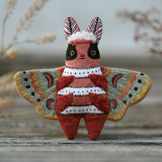 Papillon de nuit - Kit peluche à broder (niveau 3) - KIRIKI PRESS