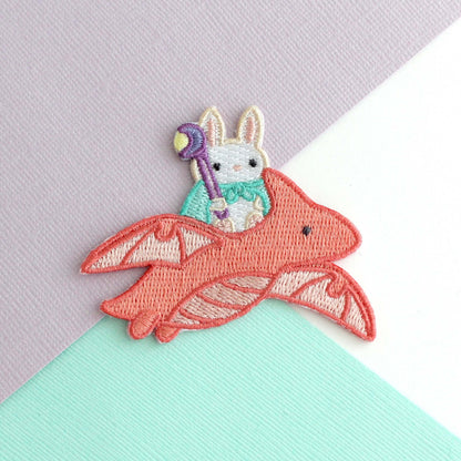 Patch brodé thermocollant de mage lapin chevauchant un dragon