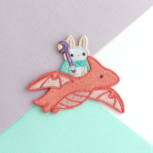 Patch brodé thermocollant de mage lapin chevauchant un dragon