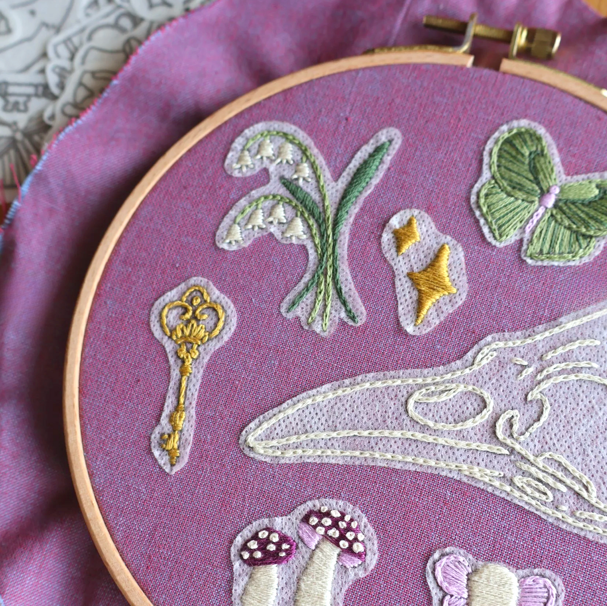 Stick & Stitch - Curiosités - BRODÉ SERRÉ