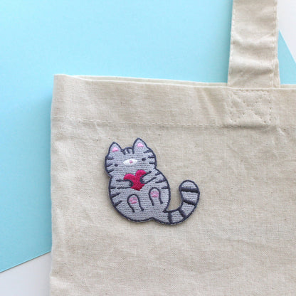 Écusson thermocollant gris brodé en forme de chat tigré