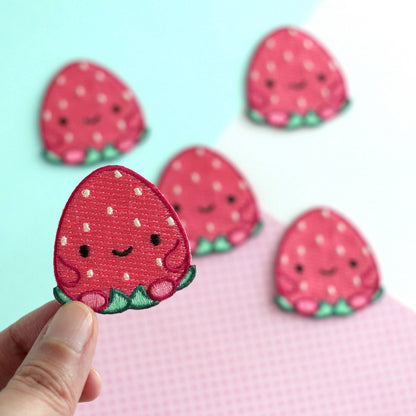 Patch brodé Happy Strawberry. Patch thermocollant pour fruits