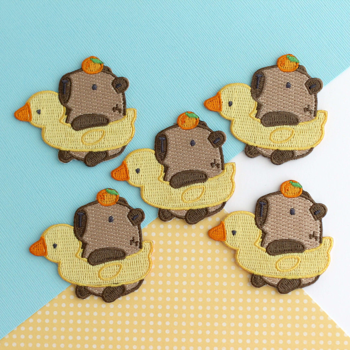 Patch brodé thermocollant Capybara dans une bouée canard