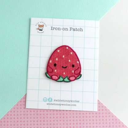 Patch brodé Happy Strawberry. Patch thermocollant pour fruits