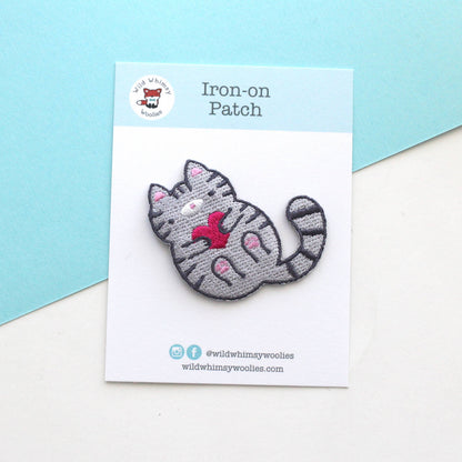 Écusson thermocollant gris brodé en forme de chat tigré
