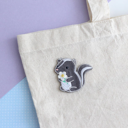 Écusson brodé Joli Skunk. Patch thermocollant Skunk