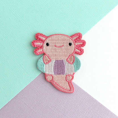 Patch brodé thermocollant Axolotl dans une bouée