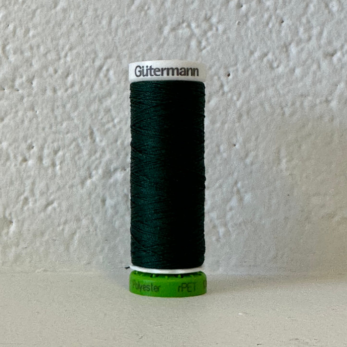 Fil de polyester recyclé / rPet - 472 Vert foncé - GÜTERMANN