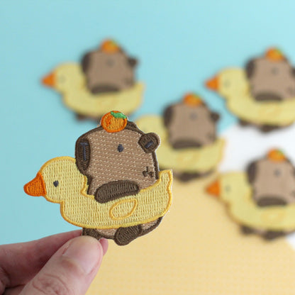 Patch brodé thermocollant Capybara dans une bouée canard