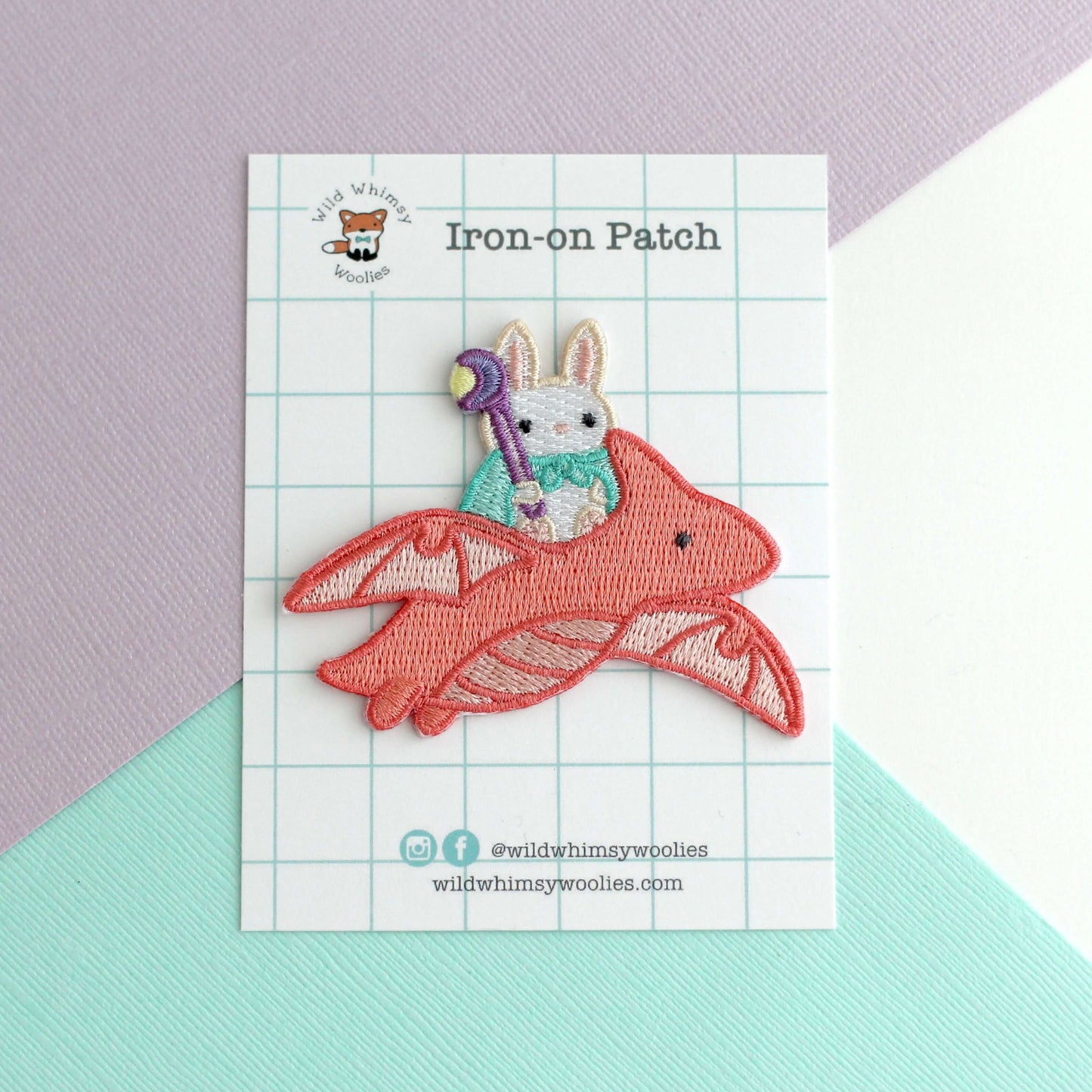 Patch brodé thermocollant de mage lapin chevauchant un dragon