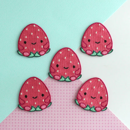 Patch brodé Happy Strawberry. Patch thermocollant pour fruits