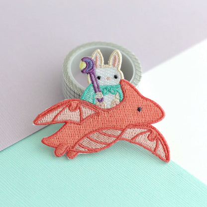 Patch brodé thermocollant de mage lapin chevauchant un dragon