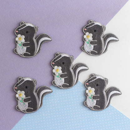 Écusson brodé Joli Skunk. Patch thermocollant Skunk