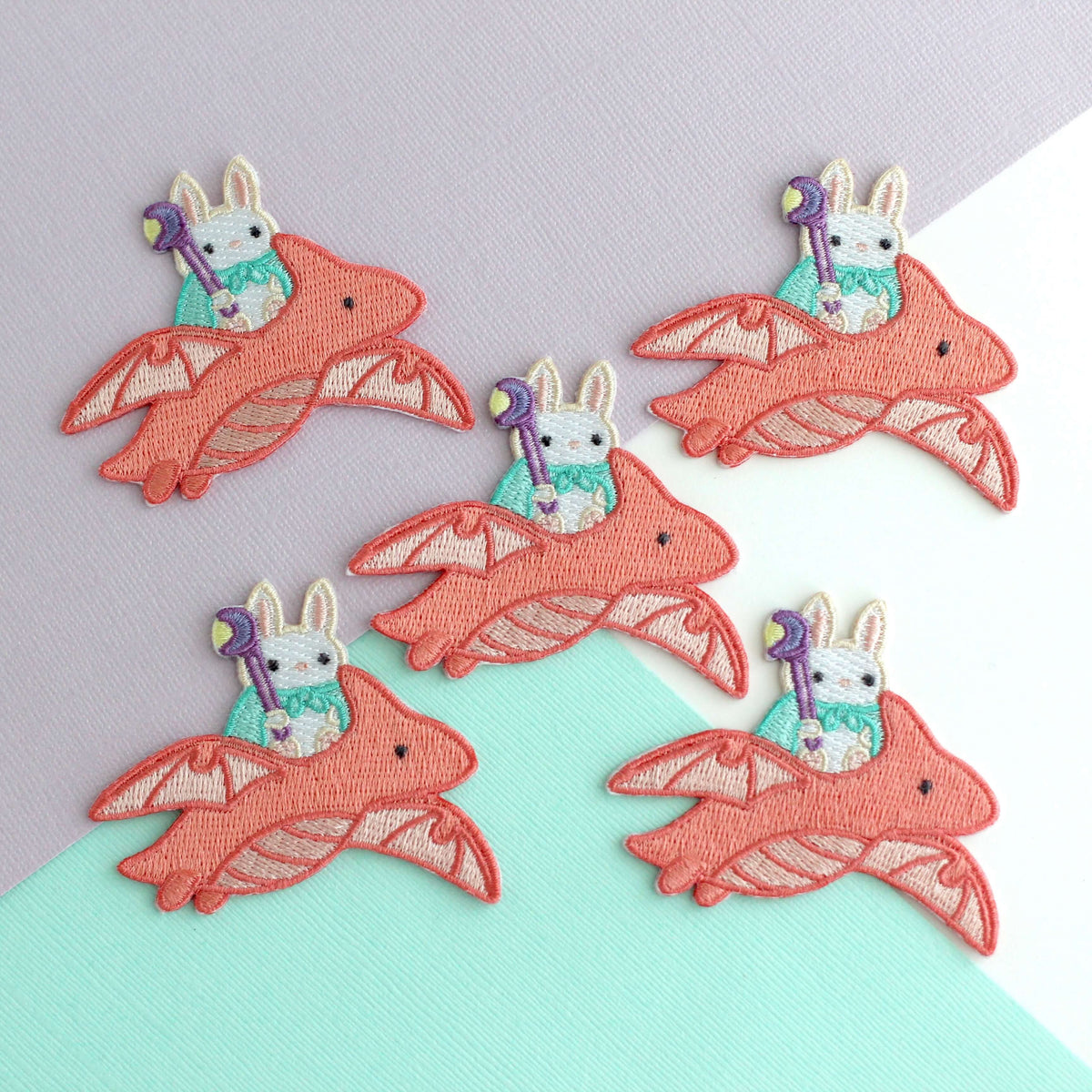 Patch brodé thermocollant de mage lapin chevauchant un dragon