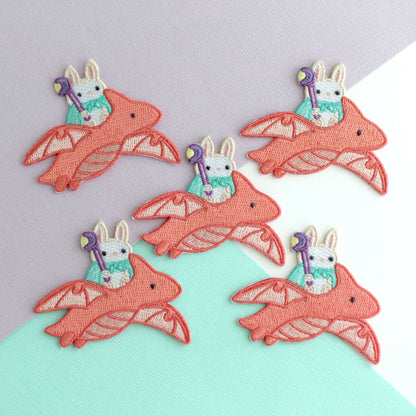 Patch brodé thermocollant de mage lapin chevauchant un dragon