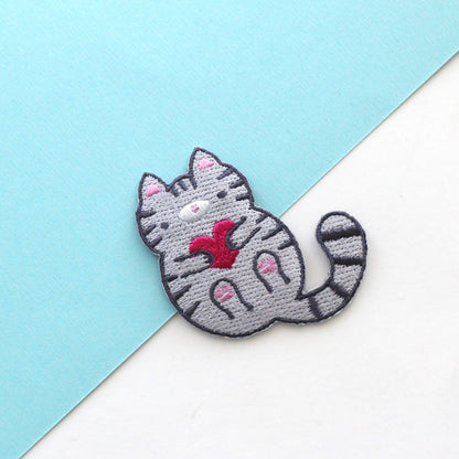 Écusson thermocollant gris brodé en forme de chat tigré