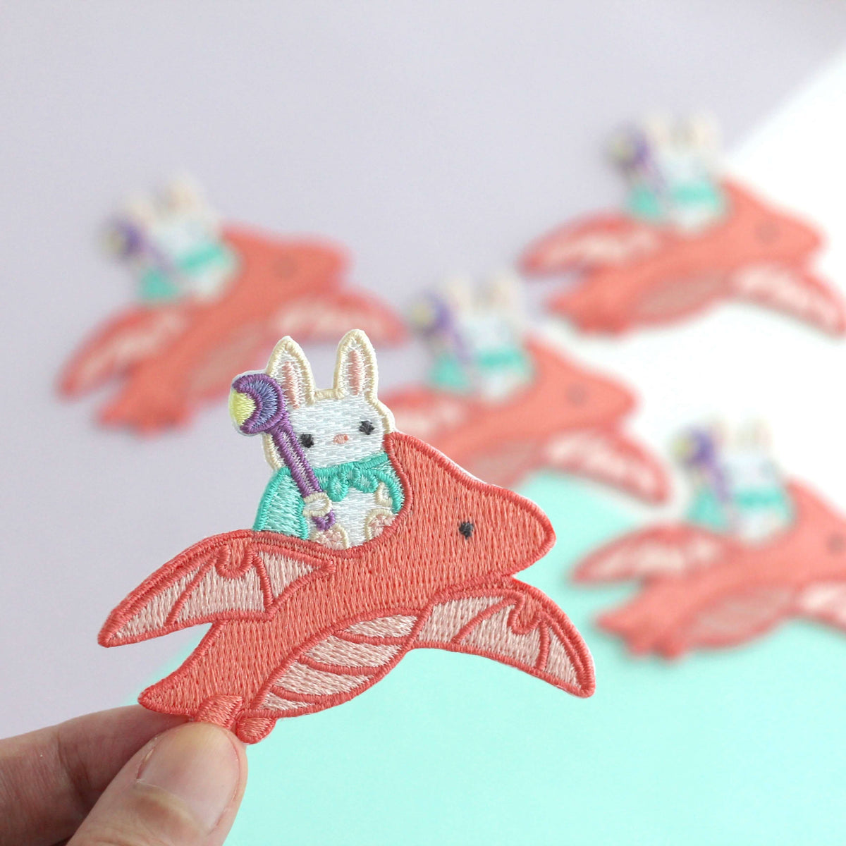 Patch brodé thermocollant de mage lapin chevauchant un dragon