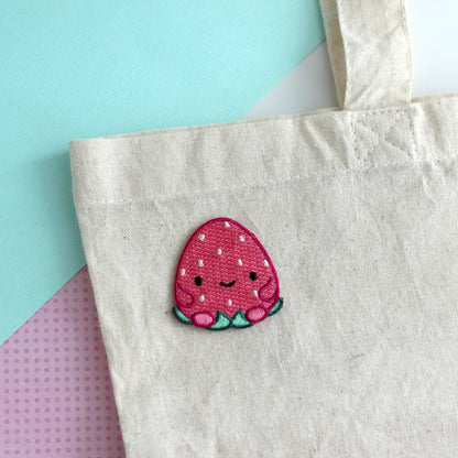 Patch brodé Happy Strawberry. Patch thermocollant pour fruits