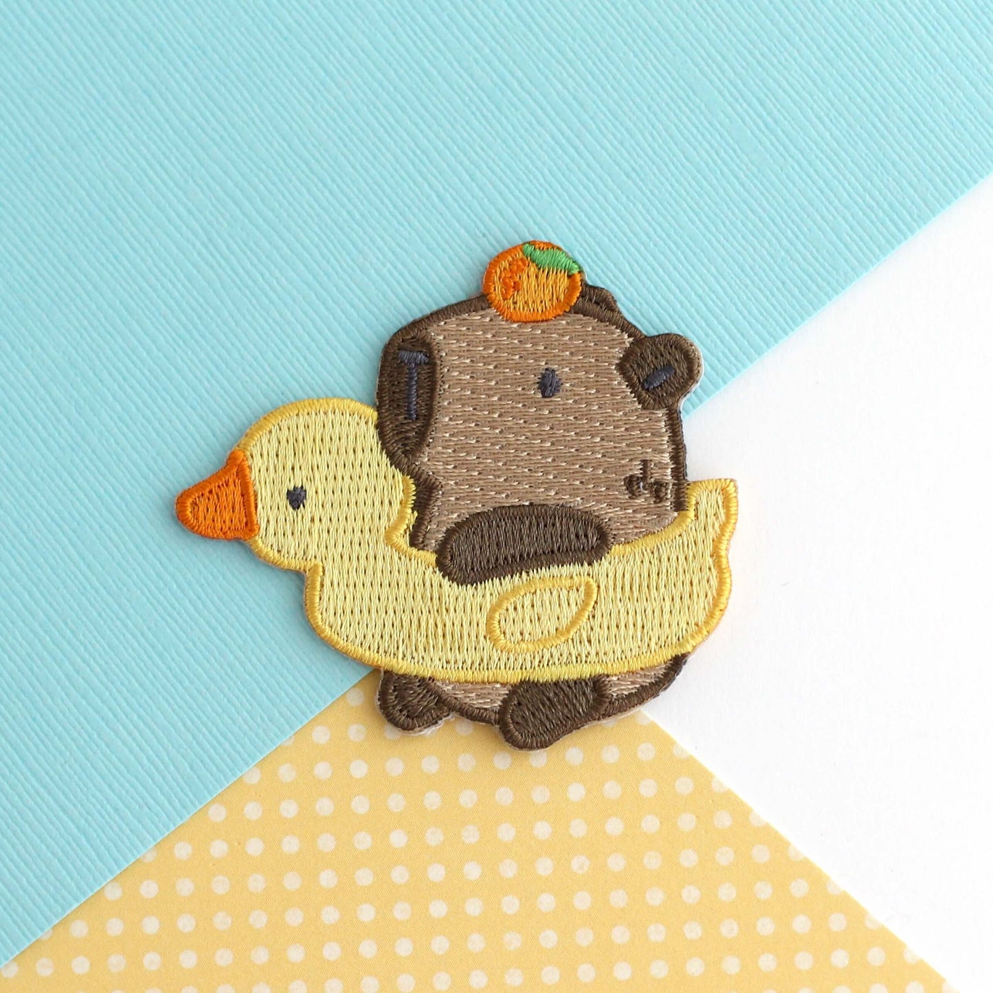 Patch brodé thermocollant Capybara dans une bouée canard