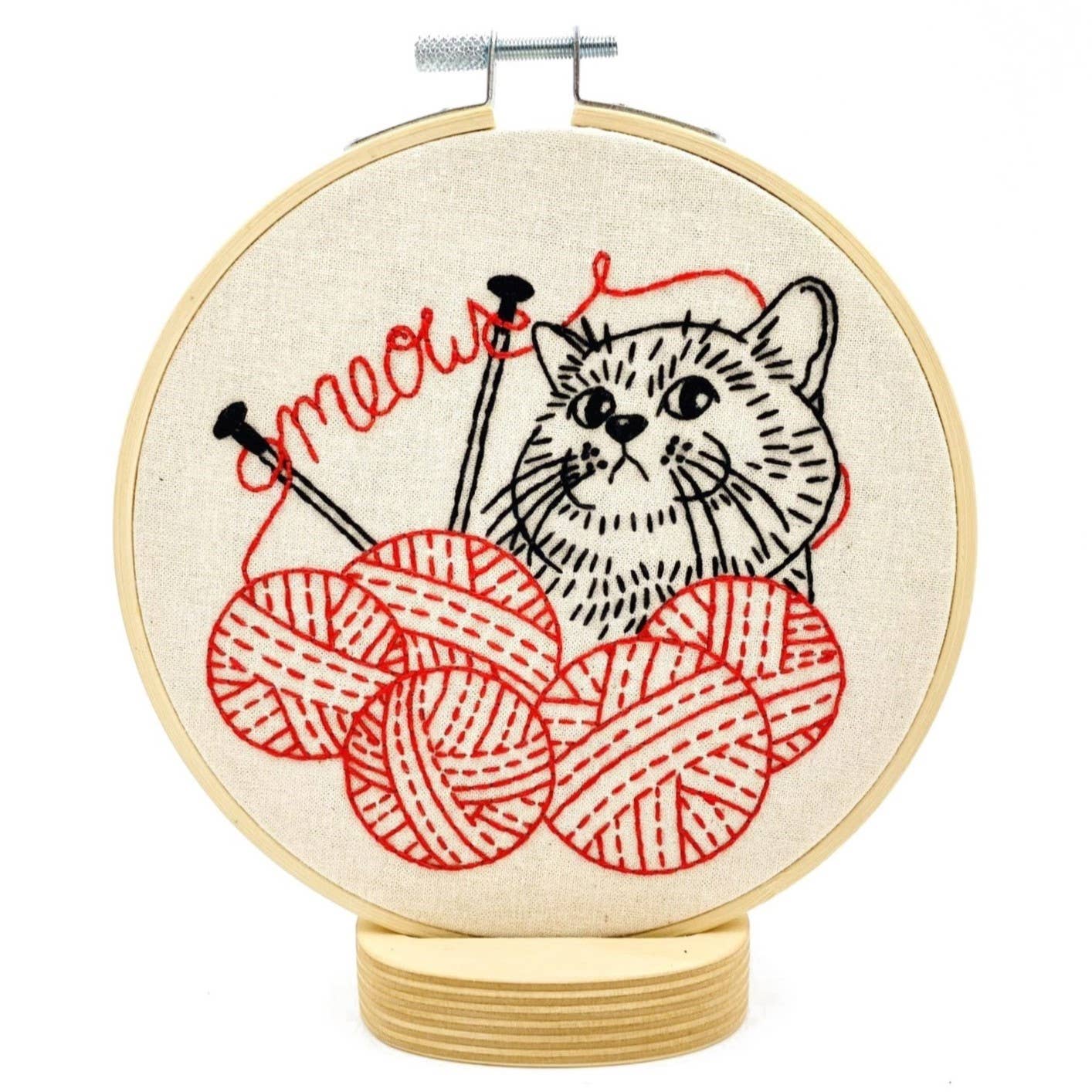 Kitten with complete embroidery knitting kit