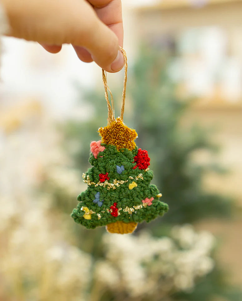 Punch needle tree decorating workshop in Montreal