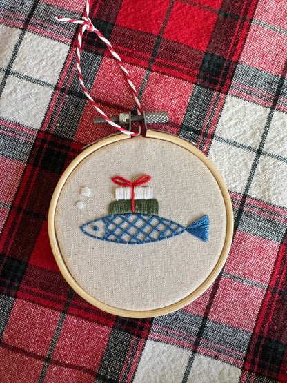 Ensemble de broderie - Ornements Poissons des Fêtes - Twin Folk