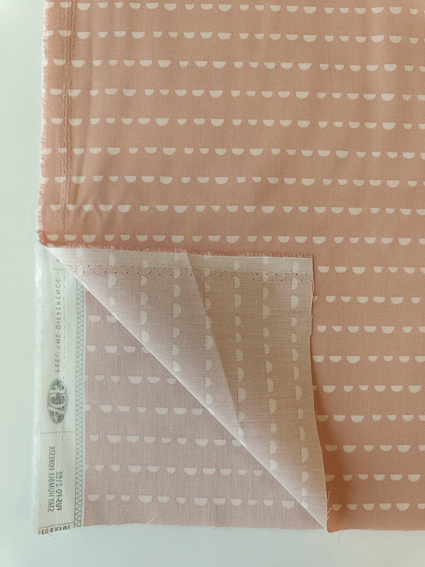 Quilting cotton - Pink with small bridges