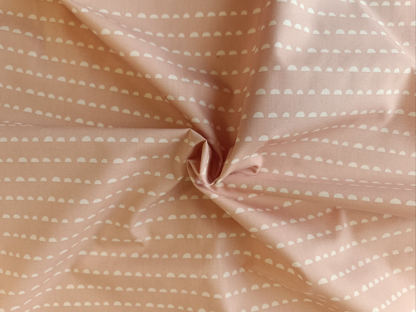 Quilting cotton - Pink with small bridges
