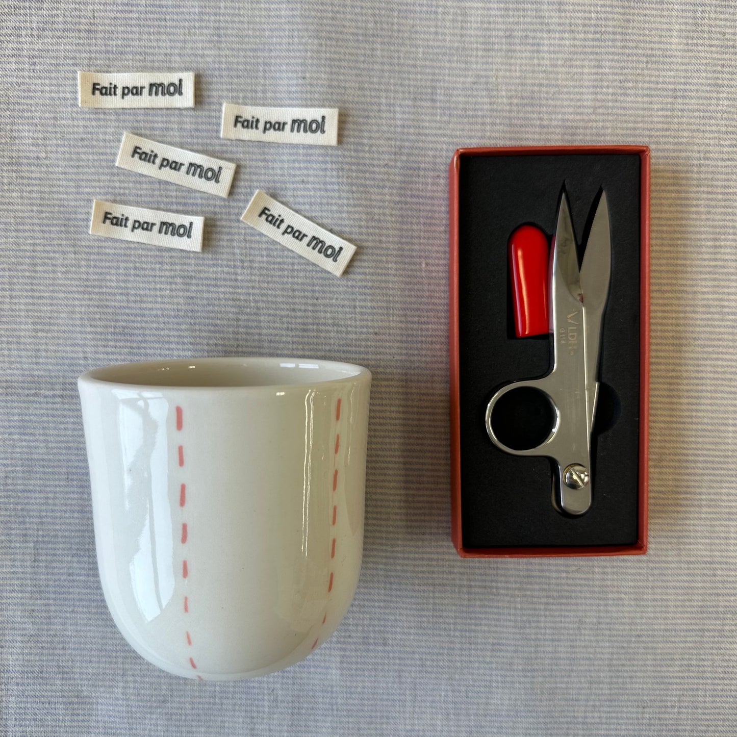 Gift set for textile art enthusiast - Mug, scissors and labels
