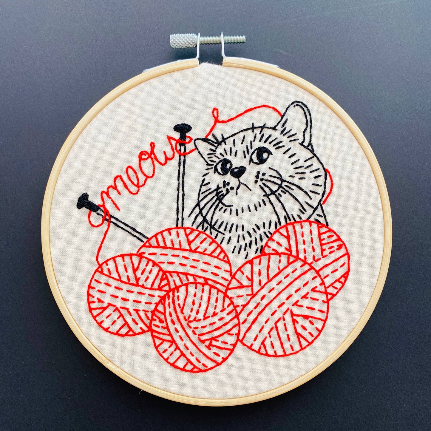 Kitten with complete embroidery knitting kit