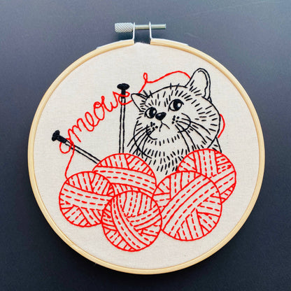 Kitten with complete embroidery knitting kit