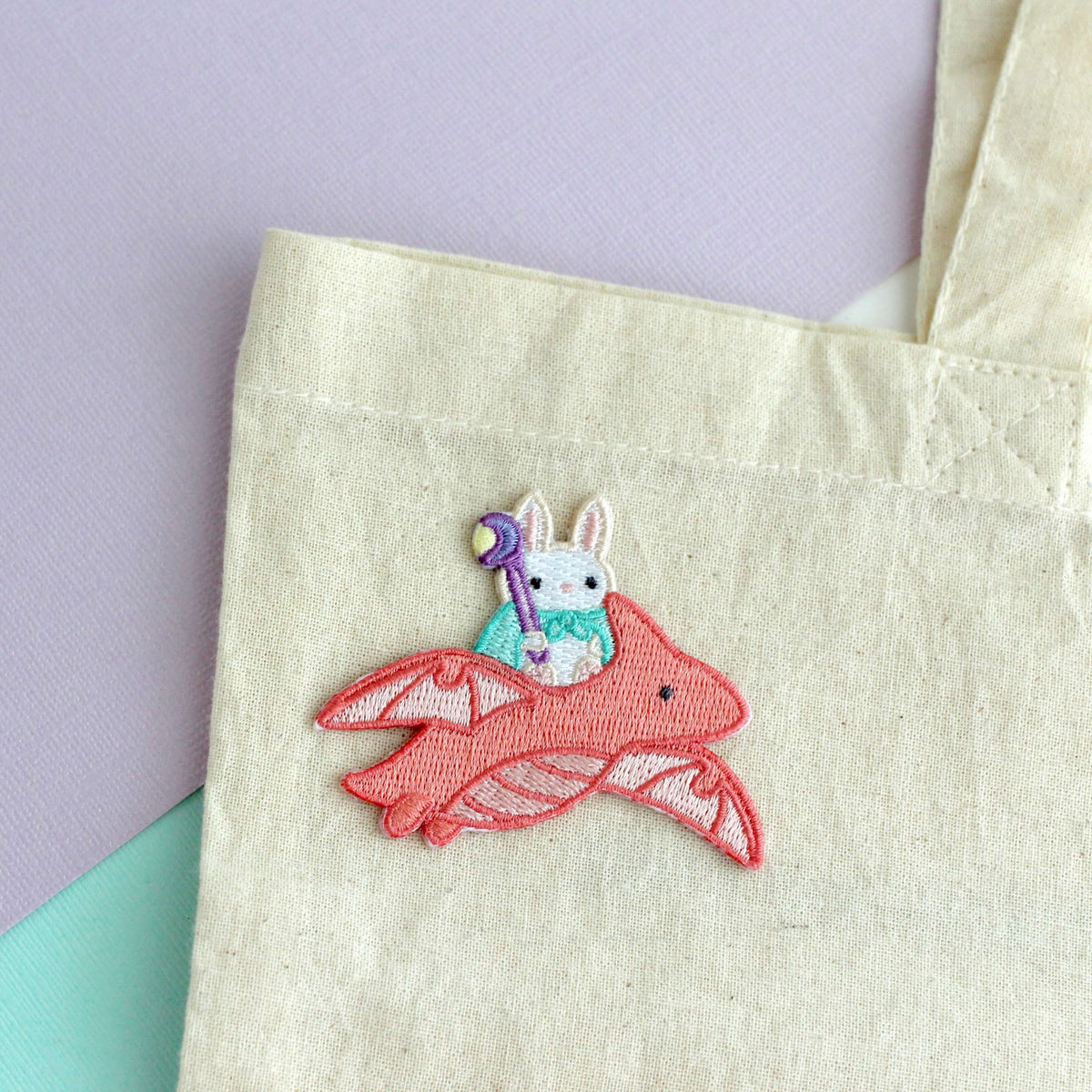 Patch brodé thermocollant de mage lapin chevauchant un dragon