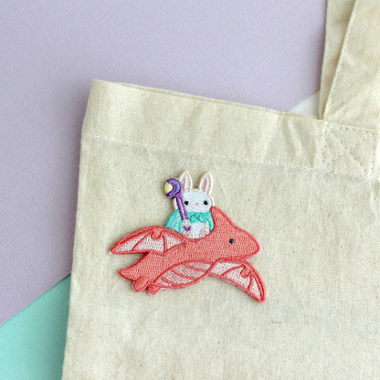 Patch brodé thermocollant de mage lapin chevauchant un dragon