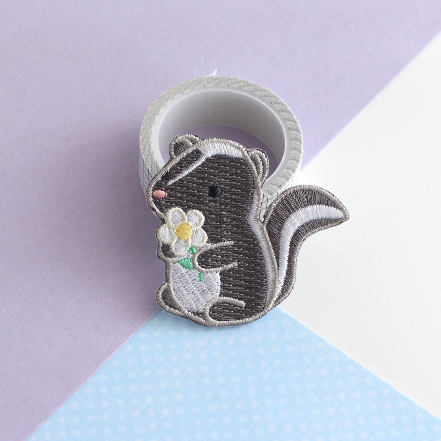 Écusson brodé Joli Skunk. Patch thermocollant Skunk