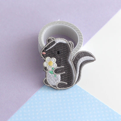 Écusson brodé Joli Skunk. Patch thermocollant Skunk