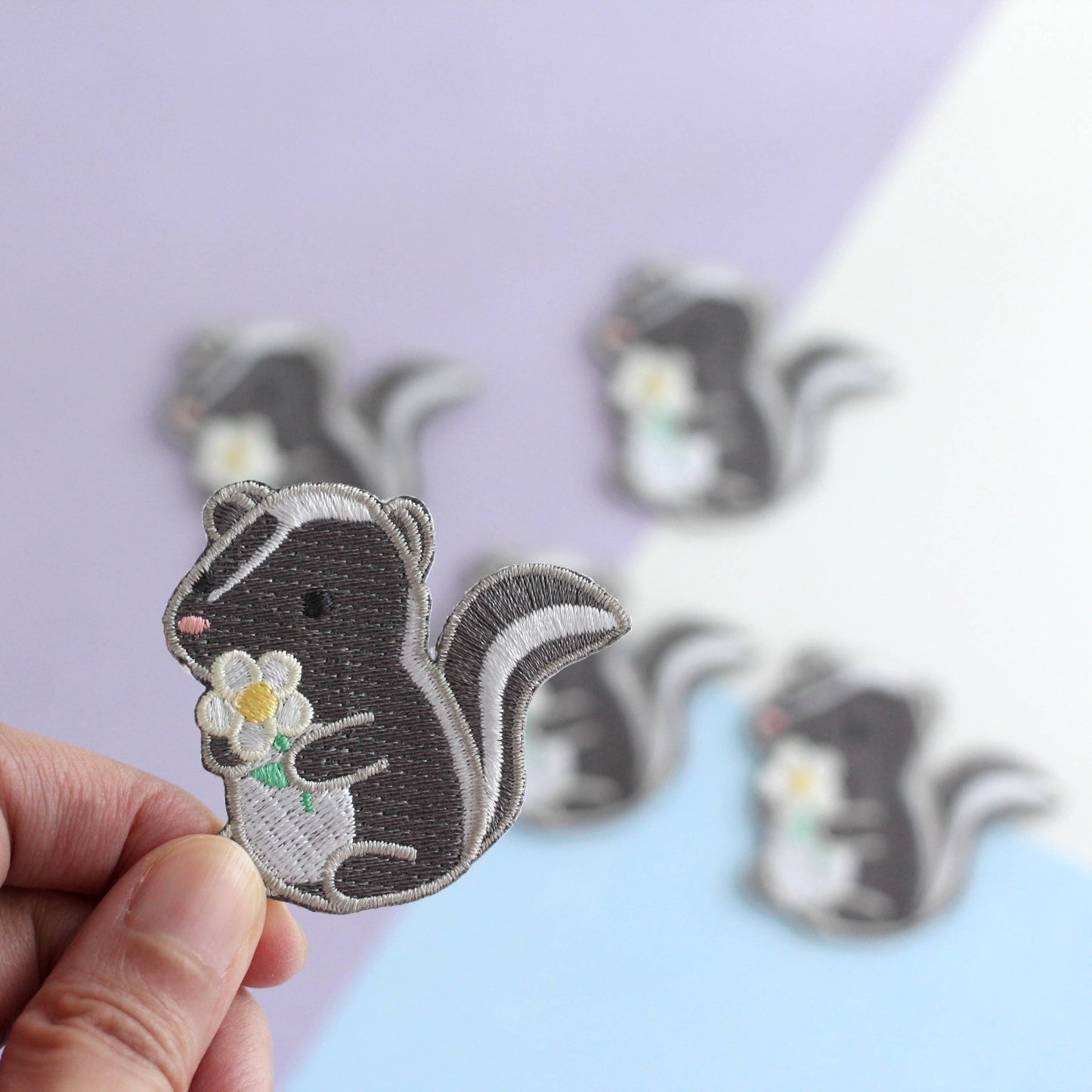 Écusson brodé Joli Skunk. Patch thermocollant Skunk