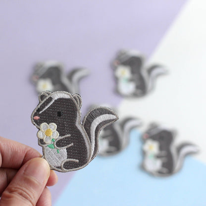 Écusson brodé Joli Skunk. Patch thermocollant Skunk