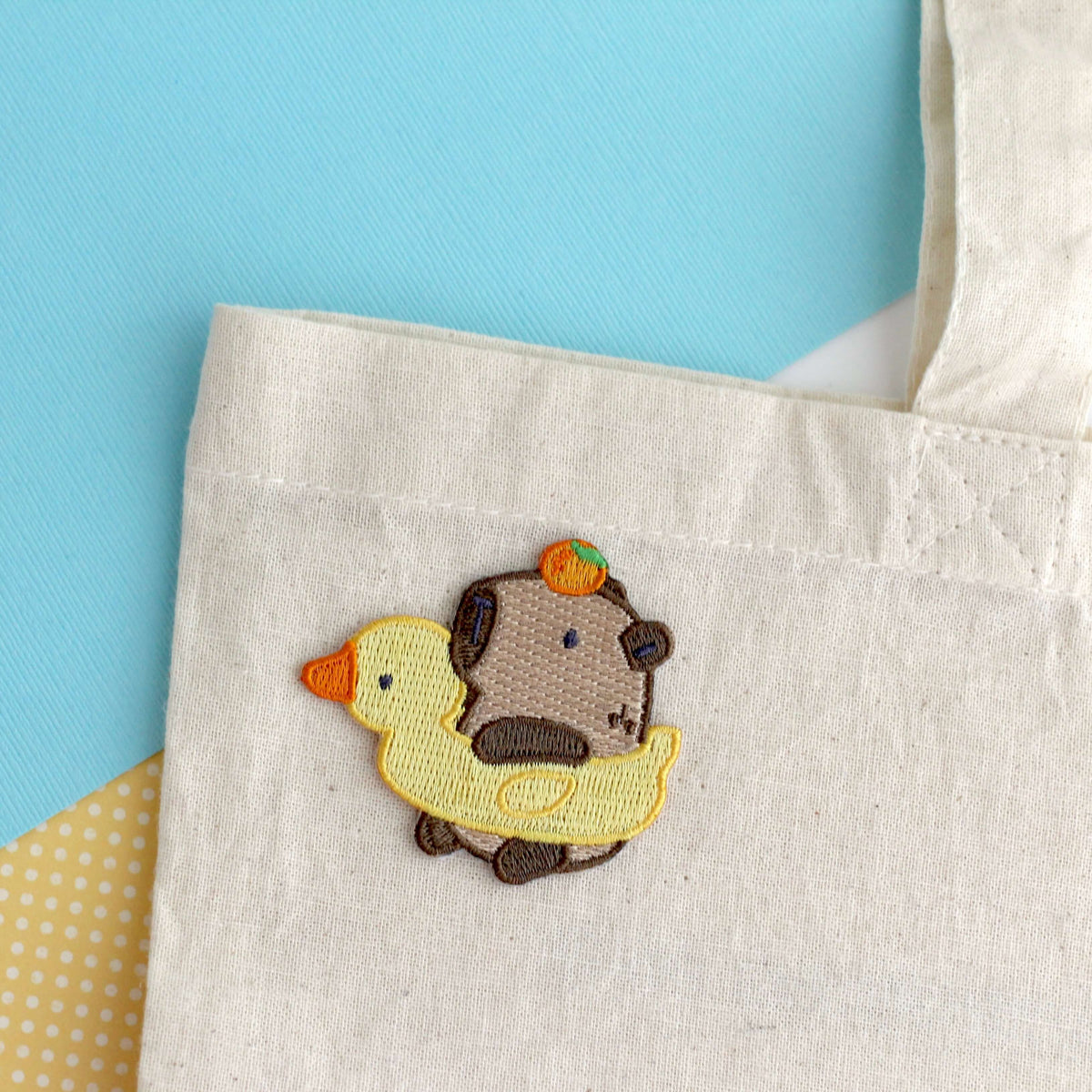 Patch brodé thermocollant Capybara dans une bouée canard