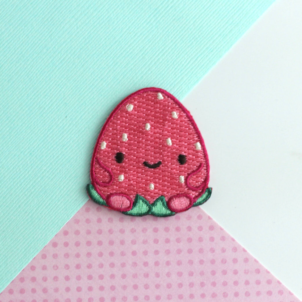 Patch brodé Happy Strawberry. Patch thermocollant pour fruits