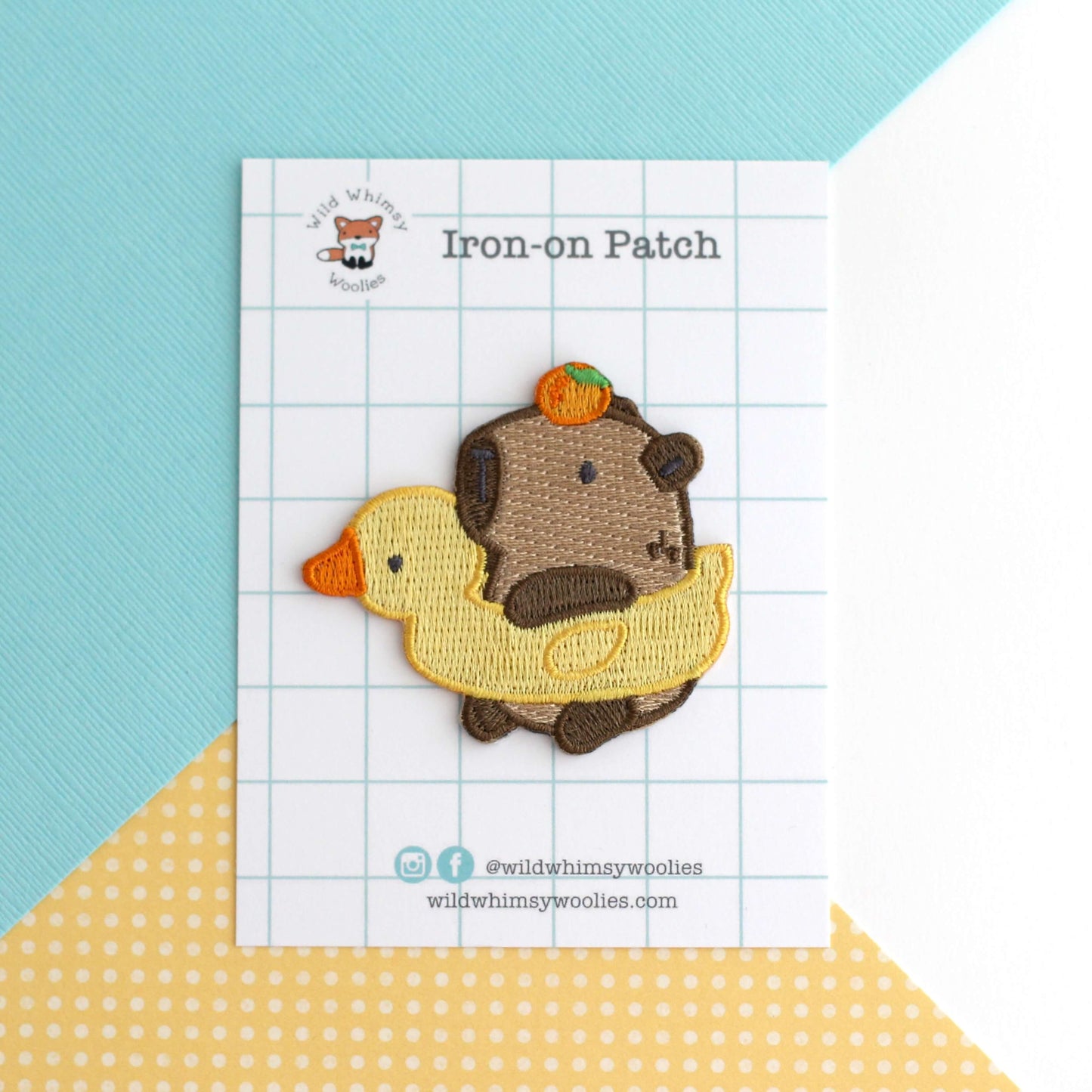Patch brodé thermocollant Capybara dans une bouée canard