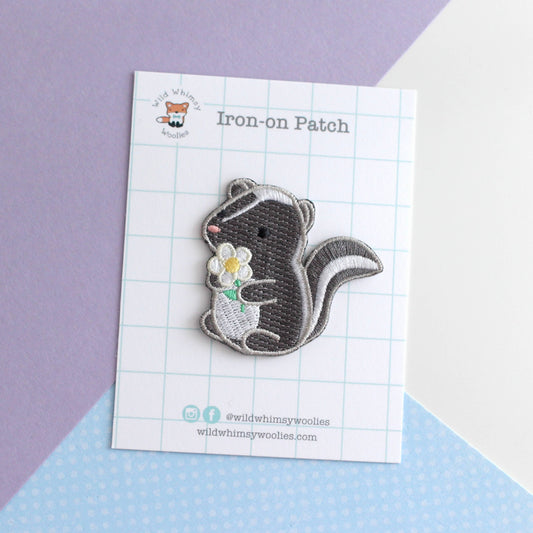 Écusson brodé Joli Skunk. Patch thermocollant Skunk