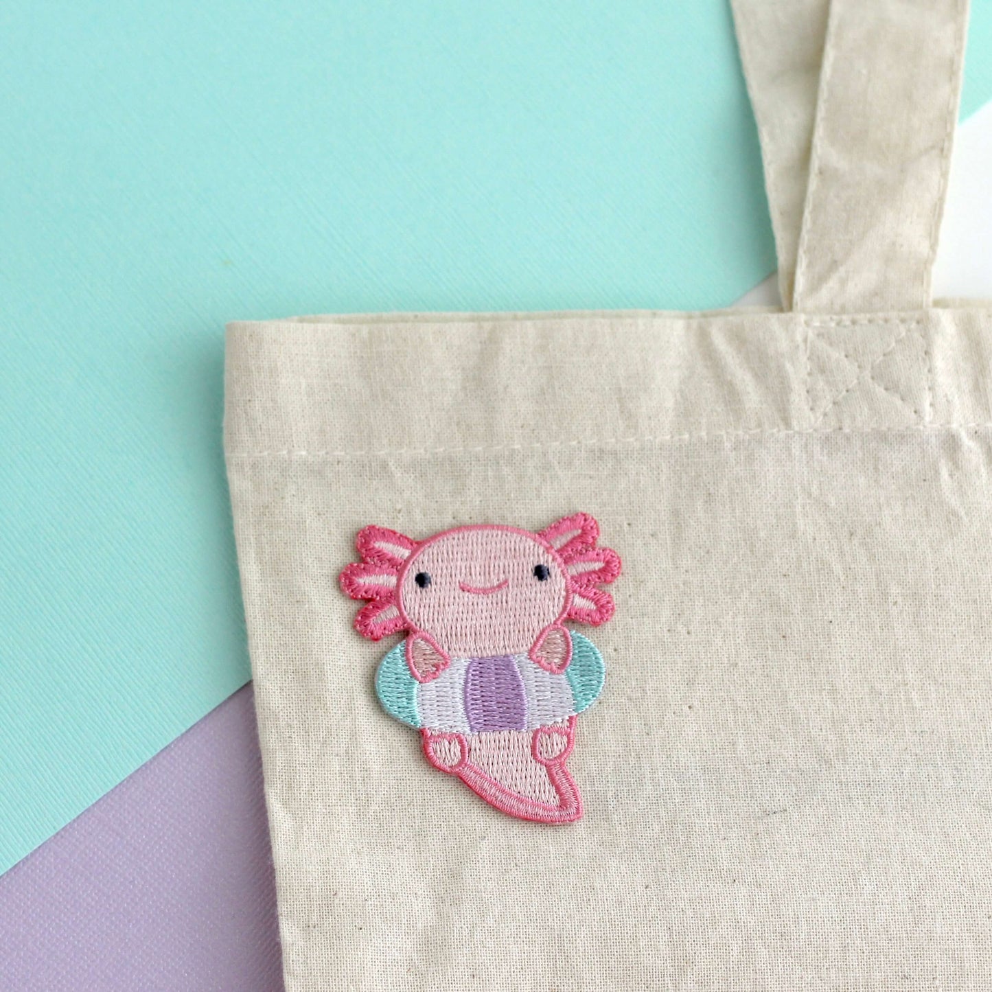 Patch brodé thermocollant Axolotl dans une bouée