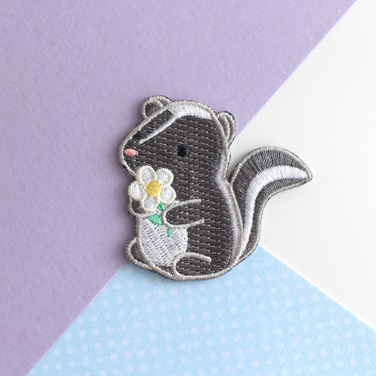 Écusson brodé Joli Skunk. Patch thermocollant Skunk
