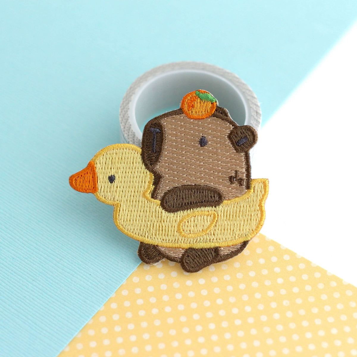 Patch brodé thermocollant Capybara dans une bouée canard